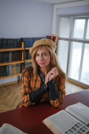 图书馆看书的戴帽美女图片